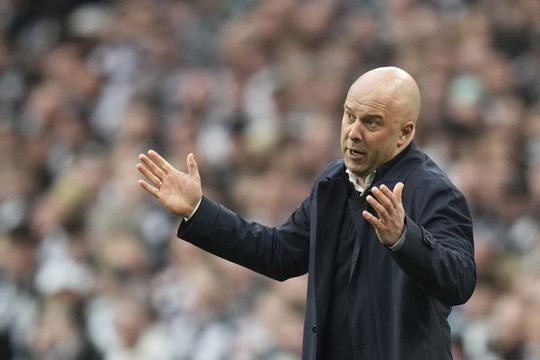 Liverpool-trainer Arne Slot zorgt voor hilariteit met eigenaardige actie: 'Dat doen we pas als jij weer haar hebt'