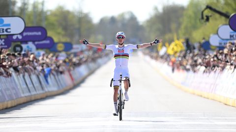Gevallen Mathieu van der Poel ziet af in Ronde van Vlaanderen, Tadej Pogacar steelt de show