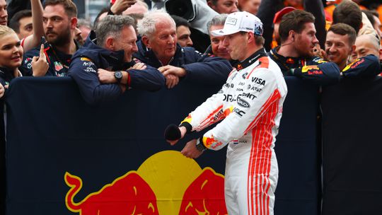 Glunderende Max Verstappen spreekt van prachtige zege op 'speciaal circuit': 'Het was erg leuk'