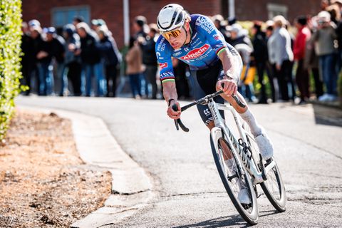 Iconische foto van toprenner Mathieu van der Poel gaat viral na Ronde van Vlaanderen: 'Stuur me deze alsjeblieft'