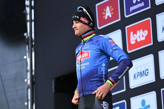 Mathieu van der Poel helpt bekende vriend daags na uitputtingsslag in Ronde van Vlaanderen