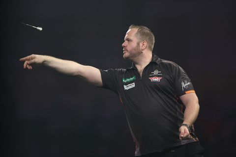 Topdarter Dirk van Duijvenbode zorgt voor hilariteit bij collega's na opvallende actie