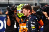 Max Verstappen feliciteert vriend Lando Norris na zijn eerste zege in de Formule 1 © Getty Images