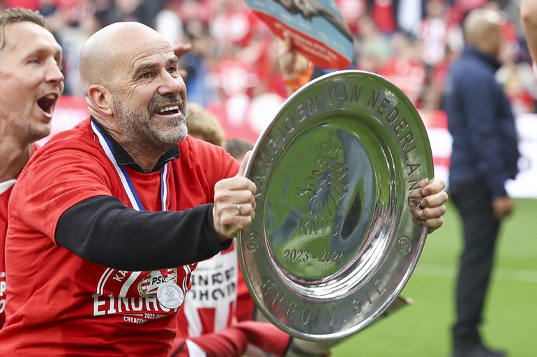 Dit was het seizoen van PSV-trainer Peter Bosz: eindelijk een echte prijs op zijn cv