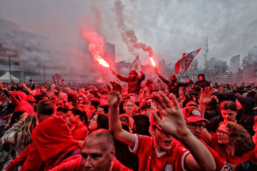 Uitzinnig Stadhuisplein viert kampioensfeest met PSV-selectie: gastoptredens van nieuw muzikaal duo Guus&Guus