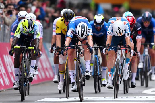 Giro d'Italia, etappe 4 | Slotkilometers lijken ideaal voor Olav Kooij, maar er zijn kapers op de kust