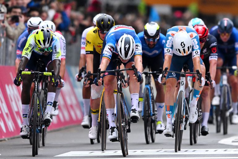 Giro d'Italia, etappe 4 | Revanche voor de Nederlandse sprinters, of pakt Merlier zijn tweede ritzege?