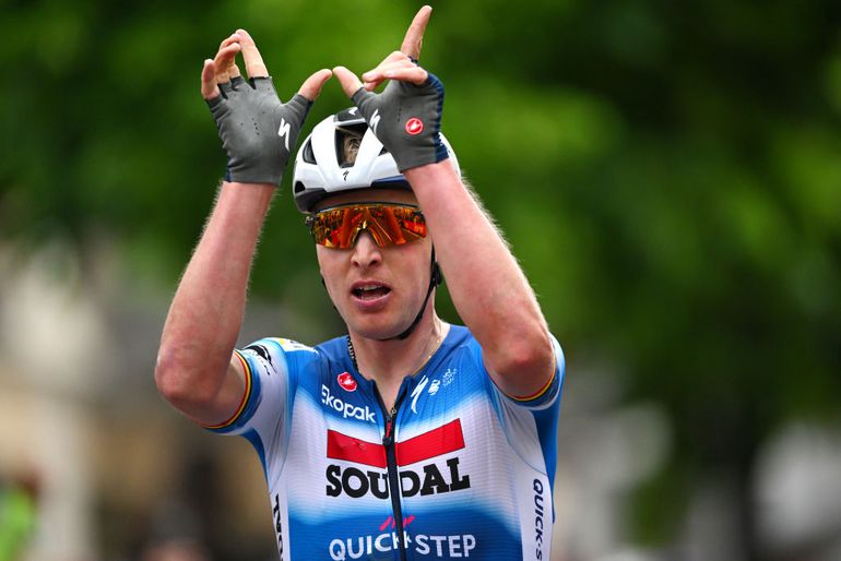 Tim Merlier wint eerste massasprint in Giro d'Italia, Tadej Pogacar en Geraint Thomas probeerden een stunt