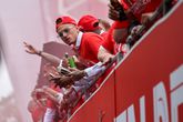 Hoogtepunten huldiging PSV | Noa Lang bouwt feestje op platte kar, Malik Tillman is de weg kwijt op Stadhuisplein