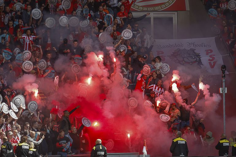 LIVE huldiging PSV | Platte kar vertrekt bij stadion, binnenstad Eindhoven al uren bomvol