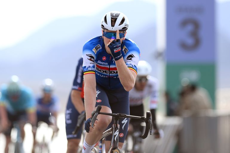 Tim Merlier pakt de eerste kans deze Giro en wint de eerste massasprint