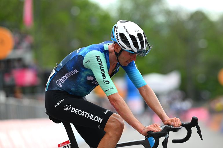 Ben O'Connor slaat zichzelf voor zijn kop na volgen Tadej Pogacar in Giro: 'Ik was de domste renner in koers'