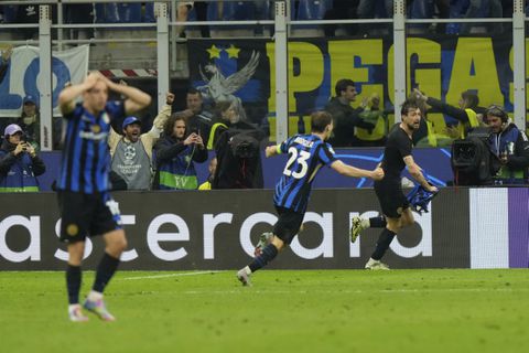 Inter dankt Denzel Dumfries voor heldenrol in knotsgek tweeluik met Barcelona en is eerste Champions League-finalist