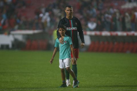 Zoon van Cristiano Ronaldo (14) treedt door bijzonder moment in voetsporen van vader: 'Trots op je'