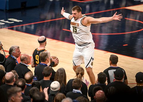 Topbasketballer Nikola Jokić zet onwerkelijke reeks voort en heeft alleen Michael Jordan voor zich
