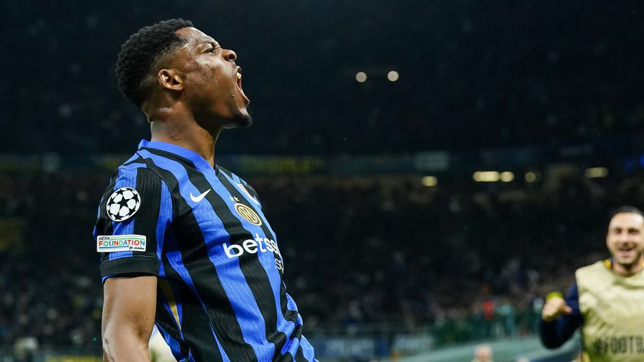 Denzel Dumfries gaat feestje vieren na bizarre Champions League-avond met Inter: 'Lekker borreltje in het stadion'