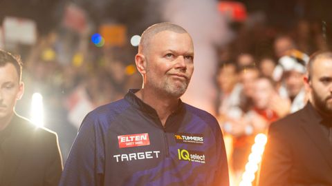 Collega's lachen om emotionele reacties Raymond van Barneveld: 'Het lukt hem gewoon niet'