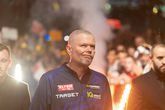 Collega's lachen om emotionele reacties Raymond van Barneveld: 'Het lukt hem gewoon niet'