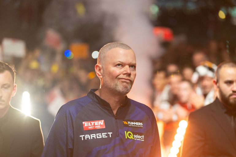 Collega's lachen om emotionele reacties Raymond van Barneveld: 'Het lukt hem gewoon niet'