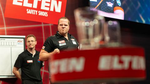 'Toneelstuk' van topdarter Dirk van Duijvenbode valt verkeerd: 'Hij heeft er niks van geleerd'