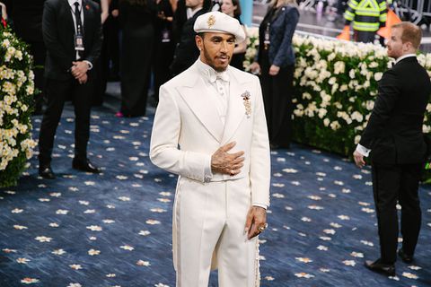 Lewis Hamilton steelt na pijnlijke GP de show op beroemd gala: topcoureur vergezeld door grote sterren