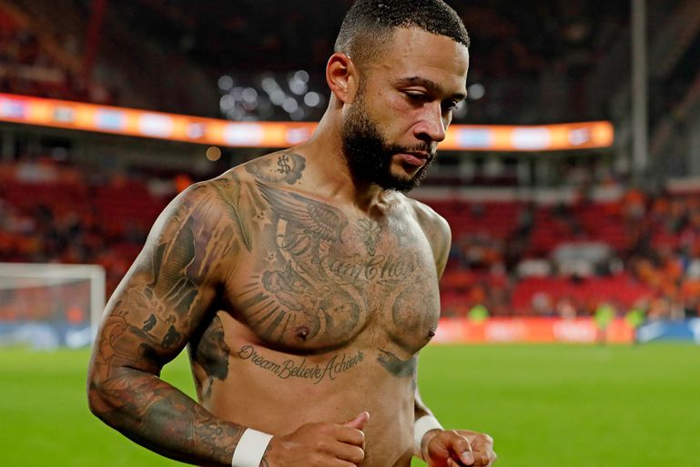 Memphis Depay heeft alwéér een nieuwe tatoeage laten zetten: een speciaal eerbetoon