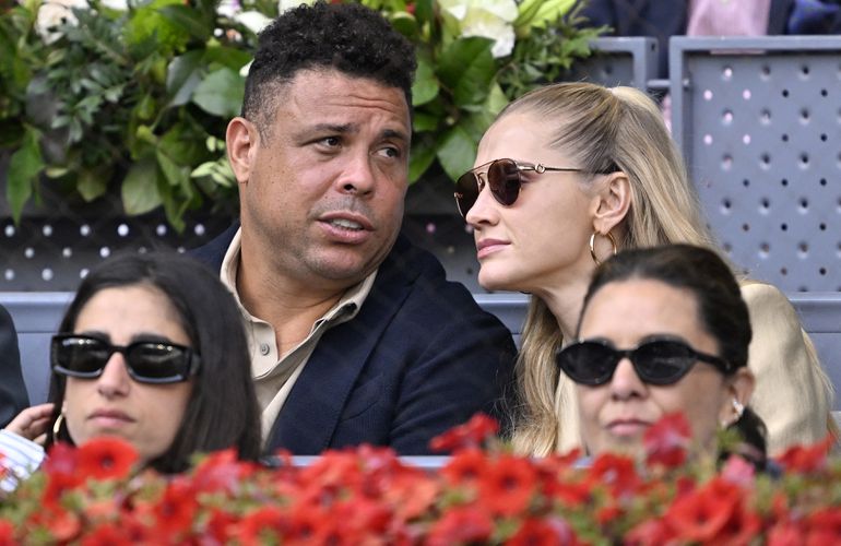 René van der Gijp verbaast zich over virale video van dronken Ronaldo: 'Wat een circus joh'