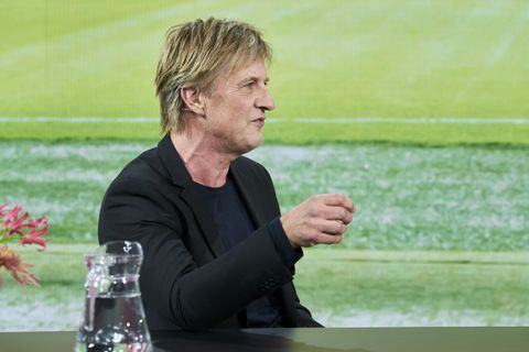 Mopperende oud-topvoetballer Wim Kieft zorgt voor hilariteit bij collega’s: 'Ik snap sowieso weinig'