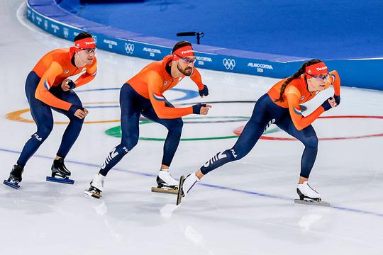 Topschaatser Kjeld Nuis zorgt meteen voor hilariteit bij eerste training van Team Reggeborgh: 'Ik stel me even voor…'