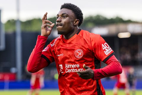 Almere City deelt tik uit aan De Graafschap in eerste duel van play-offs
