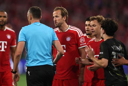 'Frustratie en woede' bij Bayern München na opmerkelijke actie: 'De Allianz Arena barst los in lawaai!'
