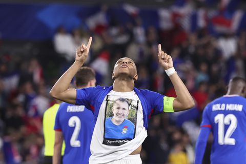 Kylian Mbappé maakt emotioneel eerbetoon aan overleden oom: 'Je hebt ons veel te vroeg verlaten'