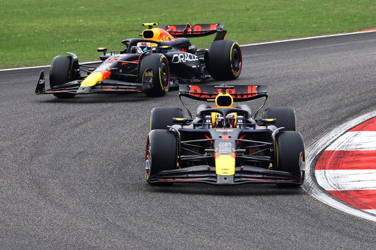 Verschil tussen Max Verstappen en Sergio Perez steeds moeilijker te zien: 'Dan gaan ze op elkaar lijken'