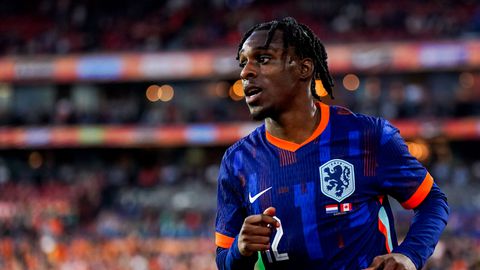 Waarom Oranje-international Jeremie Frimpong zijn interviews niet in het Nederlands, maar in het Engels doet