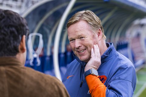 Bondscoach Ronald Koeman hangt opnieuw de lolbroek uit op persconferentie: 'Kun je nagaan!'