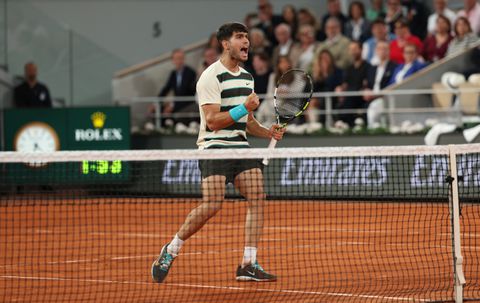 Titelfavoriet Carlos Alcaraz heeft mazzel op weg naar tweede finale op rij bij Roland Garros