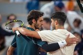 Stijlvol gebaar van toptennisser Carlos Alcaraz na opgave tegenstander in halve finale Roland Garros