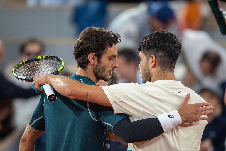Stijlvol gebaar van toptennisser Carlos Alcaraz na opgave tegenstander in halve finale Roland Garros
