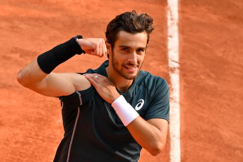 Toptennisser Lorenzo Musetti onderscheidt zich met deze 'vintage' slag op Roland Garros