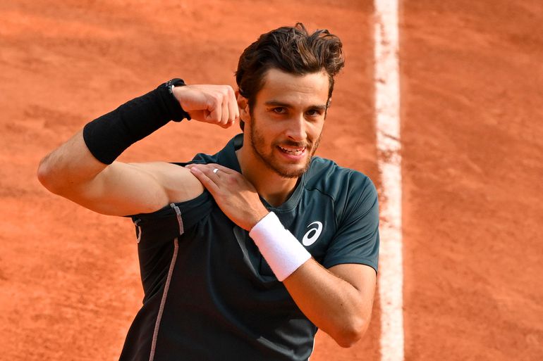 Toptennisser Lorenzo Musetti onderscheidt zich met deze 'vintage' slag op Roland Garros