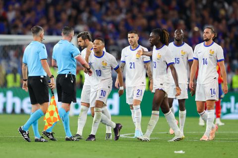 Kylian Mbappé baart opzien en pakt scheidsrechter beet tijdens Spanje - Frankrijk