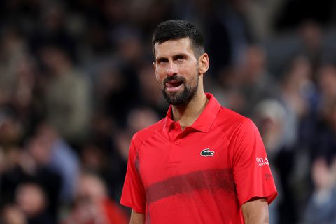 Toptennisser Novak Djokovic komt met gul gebaar richting fans op Roland Garros