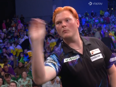 Deense topdarter verrast fans en trekt de aandacht met gedurfde nieuwe look