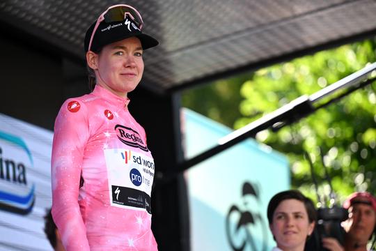 Wielrenster Anna van der Breggen spreekt van 'vreemde situatie' na ingekorte rit in Giro Women