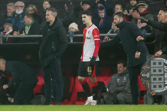 Feyenoord-trainer Robin van Persie openhartig over bijzondere band met zoon Shaqueel: 'Dat is mij het dierbaarst'