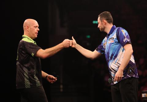 Topdarter Michael van Gerwen wint Nordic Darts Masters, verliezer klaagt: 'We zijn dit nu wel beu'