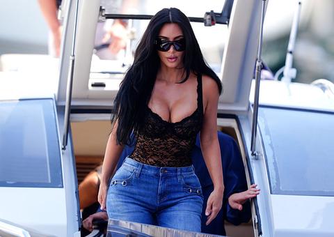 Kim Kardashian steelt de show in Monaco met opvallende verschijning: wereldster moedigt geliefde Lewis Hamilton aan