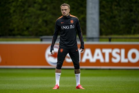 Noa Lang schreeuwt het uit van de pijn na harde actie van teamgenoot op Oranje-training