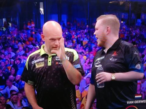 Zeer opmerkelijk moment bij wedstrijd Michael van Gerwen: topdarter stuurt irritante gast weg