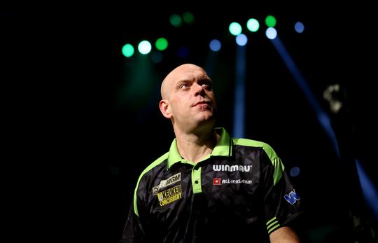 Topdarter Michael van Gerwen ontmoet beroemde zanger tijdens bijzonder sportuitstapje met goede vriend